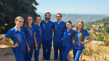 Młodzi lekarze dentyści z PTSS-u w Rwandzie