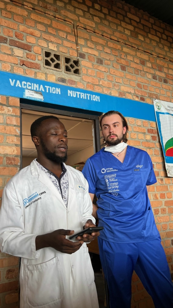 Młodzi lekarze dentyści z PTSS-u w Rwandzie