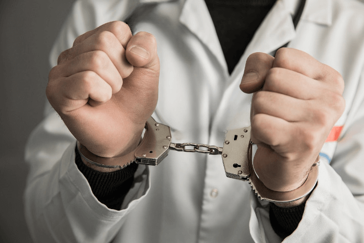 USA: dentysta z Nowego Meksyku w areszcie za pracę bez zezwolenia