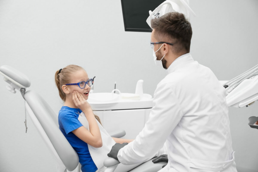 Pacjent małoletni w gabinecie stomatologicznym