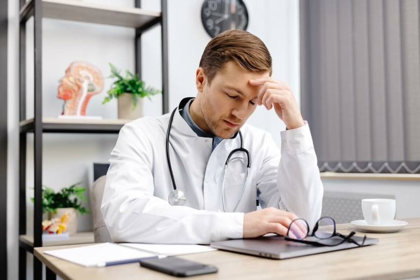 JAMA Network Open: dlaczego lekarze rezygnują z urlopu?