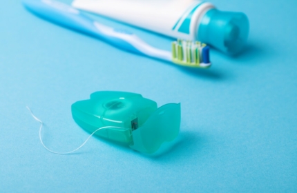 USA: tylko co trzeci dorosły używa nici dentystycznej