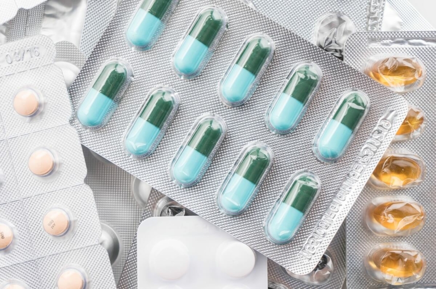 Ibuprofen z argininą i deksametazon po ekstrakcji zęba mądrości