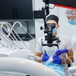 Kiedy leczenie kanałowe - dentysta wykonujący leczenie kanałowe pod mikroskopem