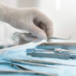 Kiretaż zamknięty - dentysta biorący z tacy kiret