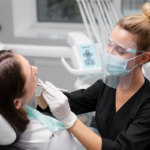 Cofanie się dziąseł - dentystka badająca jamę ustną pacjentki