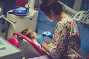 dzieci u dentysty