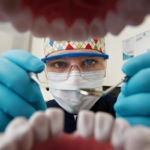 periodontolog co leczy