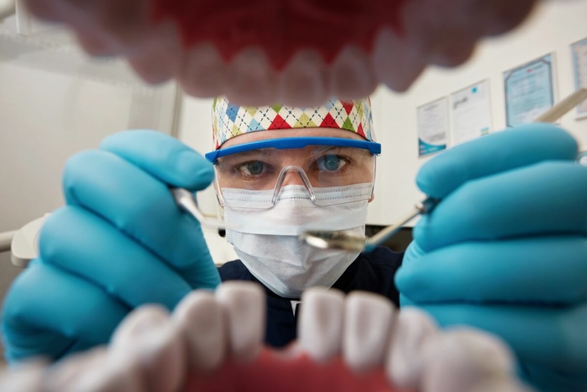 Periodontolog – co leczy i czym się zajmuje specjalista periodontologii?