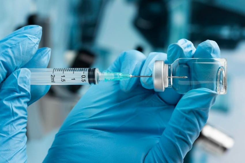 Grypa pod kontrolą. Szczepienia zalecane m.in. pracownikom medycznym
