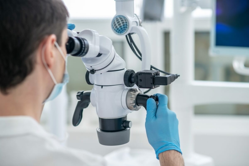 Więcej aktywowanych fibroblastów w periimplantitis niż w paradontozie