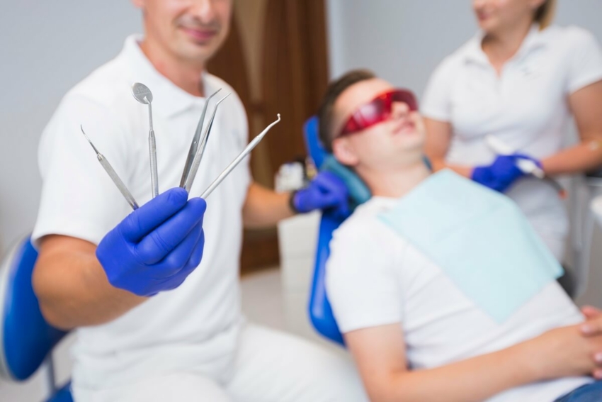 Ilu dentystów pracuje w Polsce i w Unii Europejskiej?