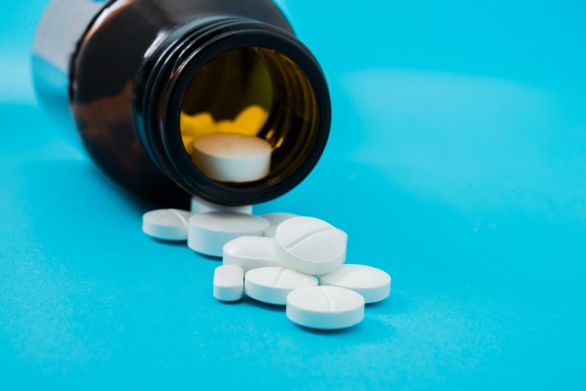 Paracetamol z ibuprofenem zamiast opioidu po ekstrakcji