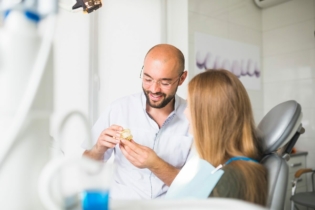 Striping zębów - dentysta rozmawiający z pacjentką