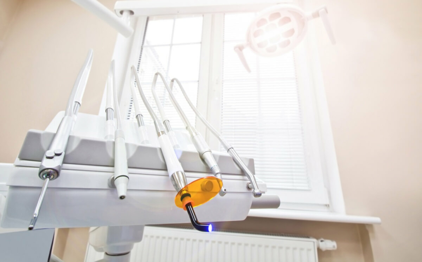 Francja: dentysta zawieszony za naruszenia higieny. 1500 pacjentów wezwanych na badania