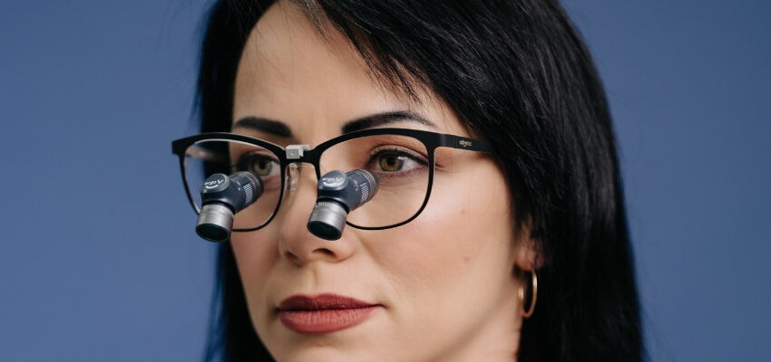 Powiększenie w stomatologii. Synergia mikroskopu Omega i lup Admetec Ergo V dla perfekcyjnej precyzji