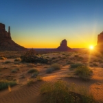 poziomy widok wschodu slonca w monument valley usa