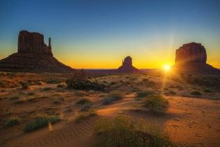 poziomy widok wschodu slonca w monument valley usa