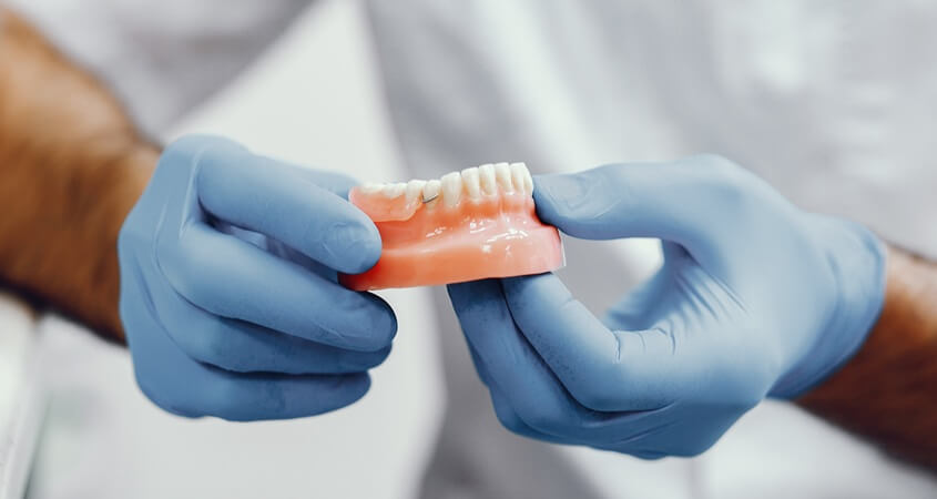 Czym jest proteza natychmiastowa i kiedy dentysta proponuje ją pacjentom?