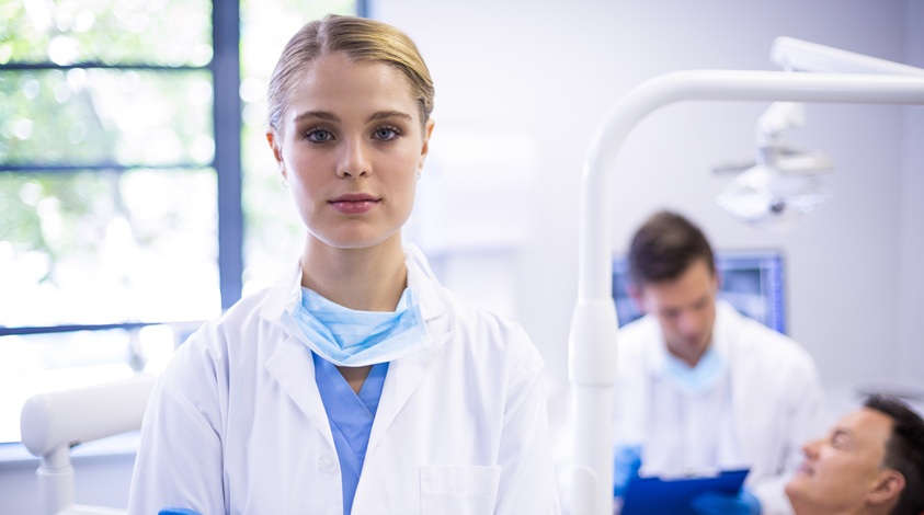 Ilu lekarzy dentystów pracuje w Polsce? Są dane GUS