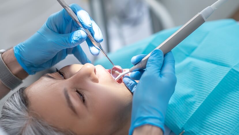 Leczenie periodontologiczne długoterminowo poprawia stan dziąseł