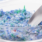 slady tworzyw sztucznych i mikroplastikow w misce petri