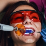 Laserowe leczenie próchnicy - pacjentka podczas laserowego leczenia zębów