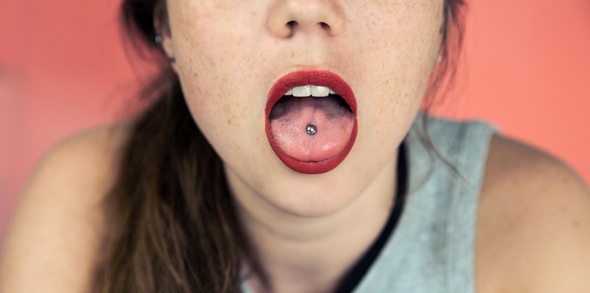 Piercing języka – ryzyka dla jamy ustnej