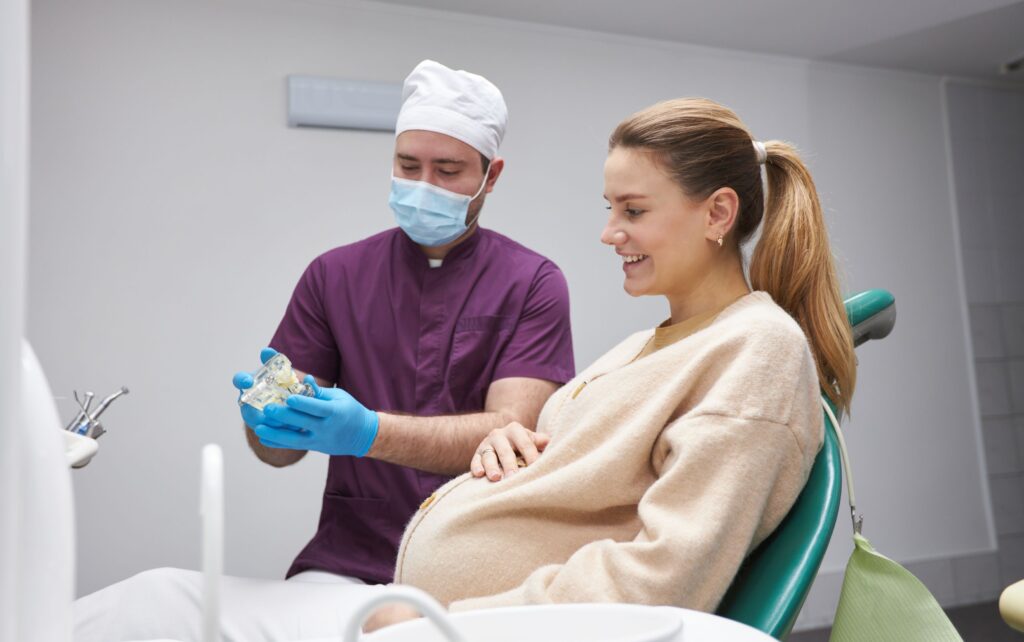 Nie tylko edukacja. Co zwiększa szansę, iż ciężarna pójdzie do dentysty?