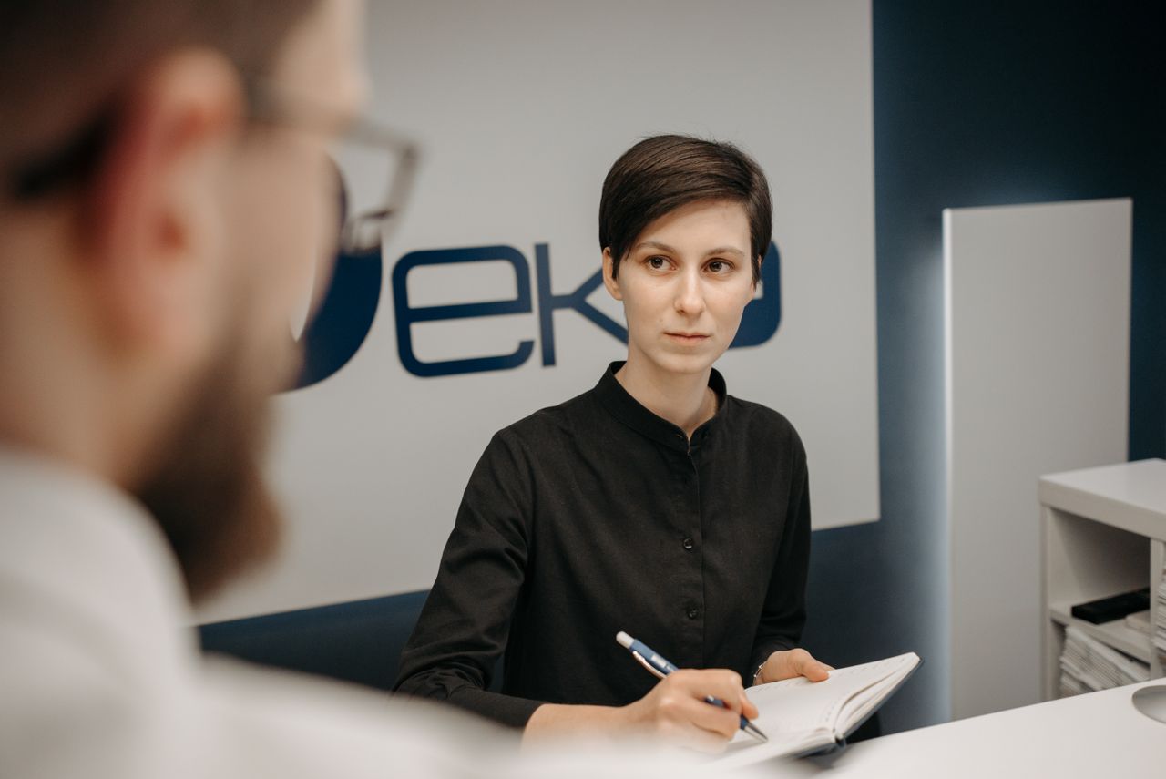 Materiały w gabinetach i laboratoriach. Jak sprawdzić standardy BHP przed zatrudnieniem?